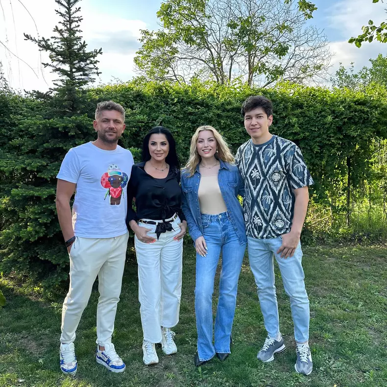 Elena Gheorghe, soțul ei, Cornel Ene, fratele ei, Costin Gheorghe, și soția lui