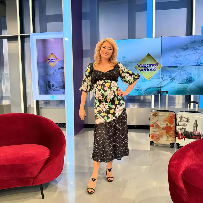 Laura Cosoi în platoul emisiunii „Vacanță de vedetă”