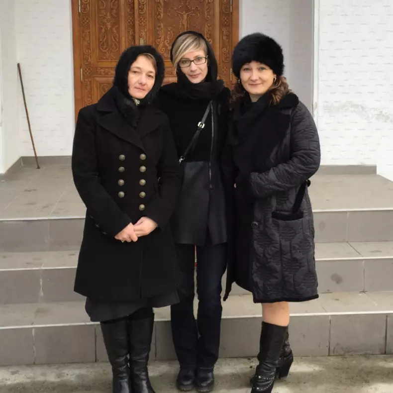 Maria Olaru și surorile ei, la înmormântarea mamei lor. Sursă foto: Arhivă personală