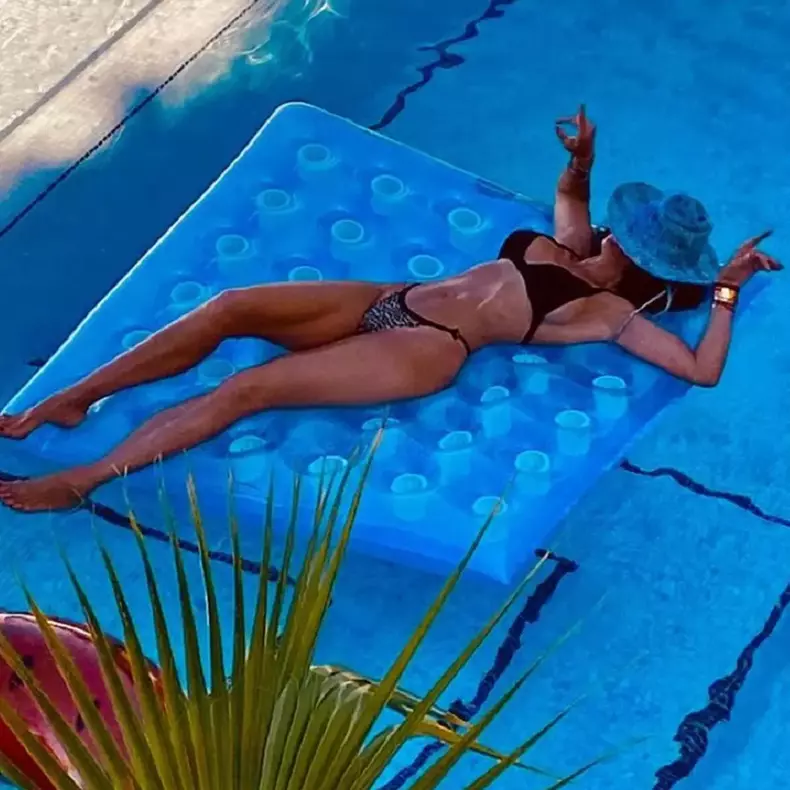 Mihaela Rădulescu în costum de baie