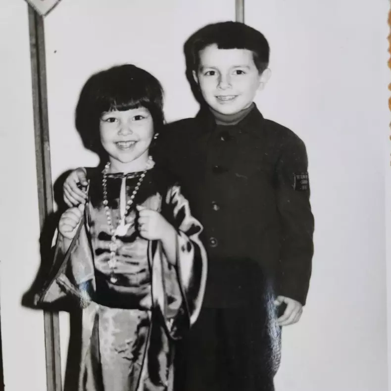 Mihai Găinușă alături de sora lui. Mihaela. Sursă foto: Arhivă personală