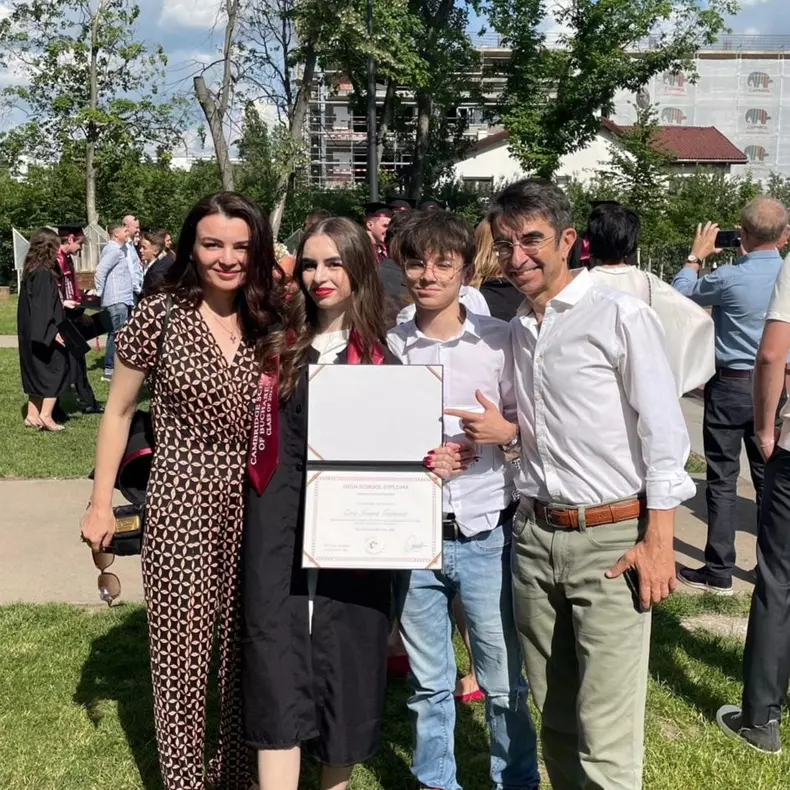 Mihai Găinușă împreună cu soția și copiii. Sursă foto: Arhivă personală