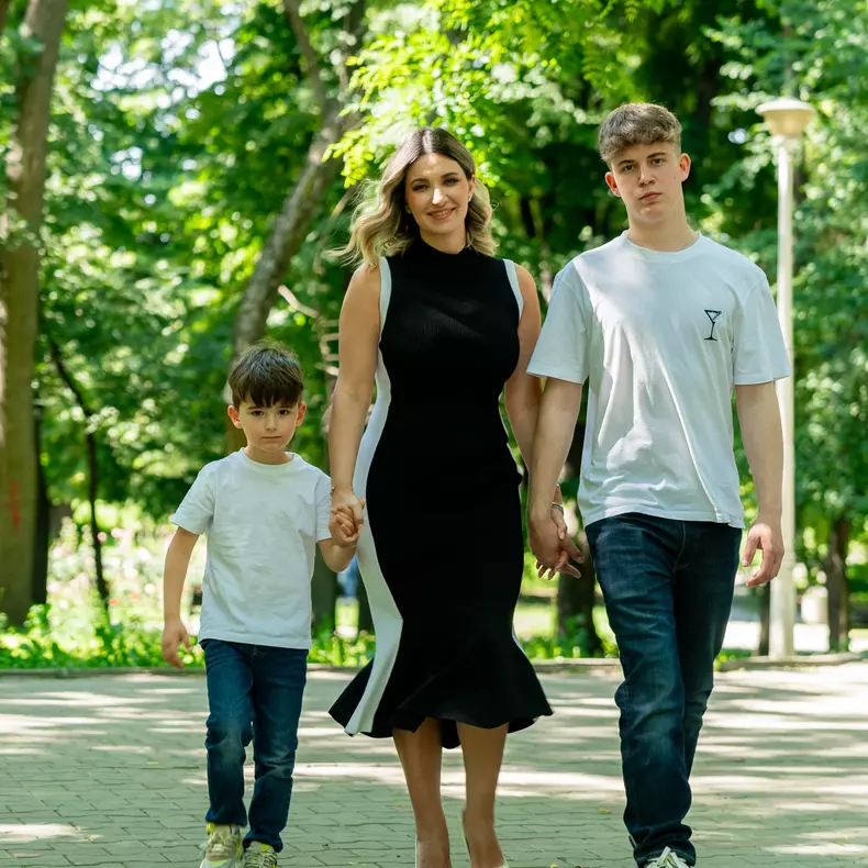Ela Crăciun împreună cu Alex și Nicholas. Sursă foto: Arhivă personală