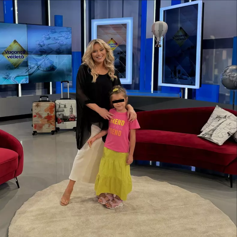 Laura Cosoi și fata cea mare, Rita, în platoul „Vacanță de vedetă”
