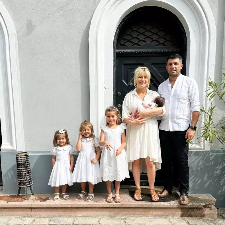 Laura Cosoi, soțul ei, Cosmin Curticăpean, și fiicele lor, Rita, Vera, Lara și Aida