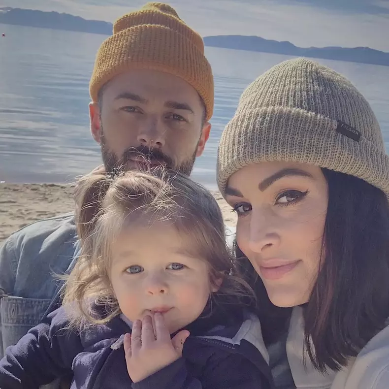 Nikki Garcia (Bella), fostul soț, Artem Chigvintsev, și fiul lor, Matteo