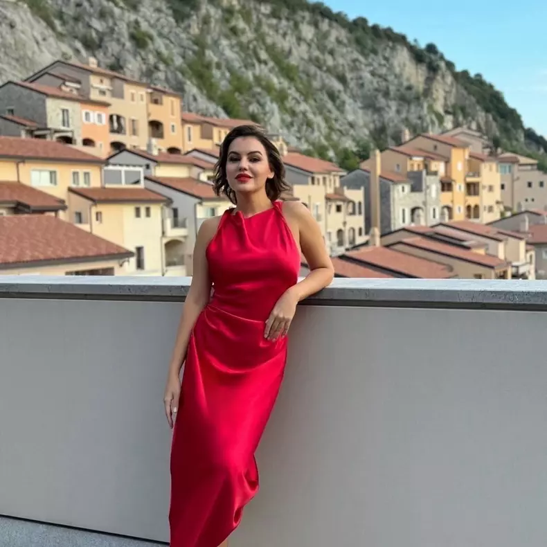 Romina Gingașu într-o rochie roșie de 160 de lei în Trieste, Italia, septembrie 2024
