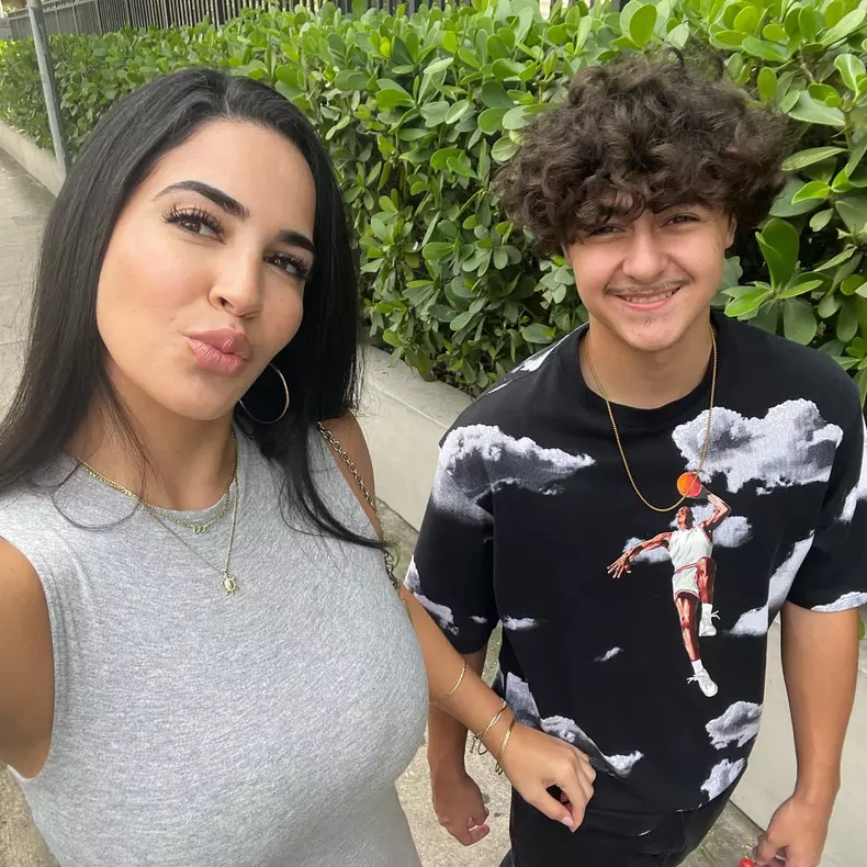 Amanda Traver și fiul ei mare, Dorian