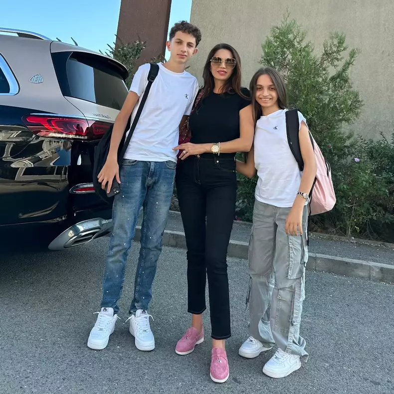 Cristina Spătar și copiii ei, Albert și Aida