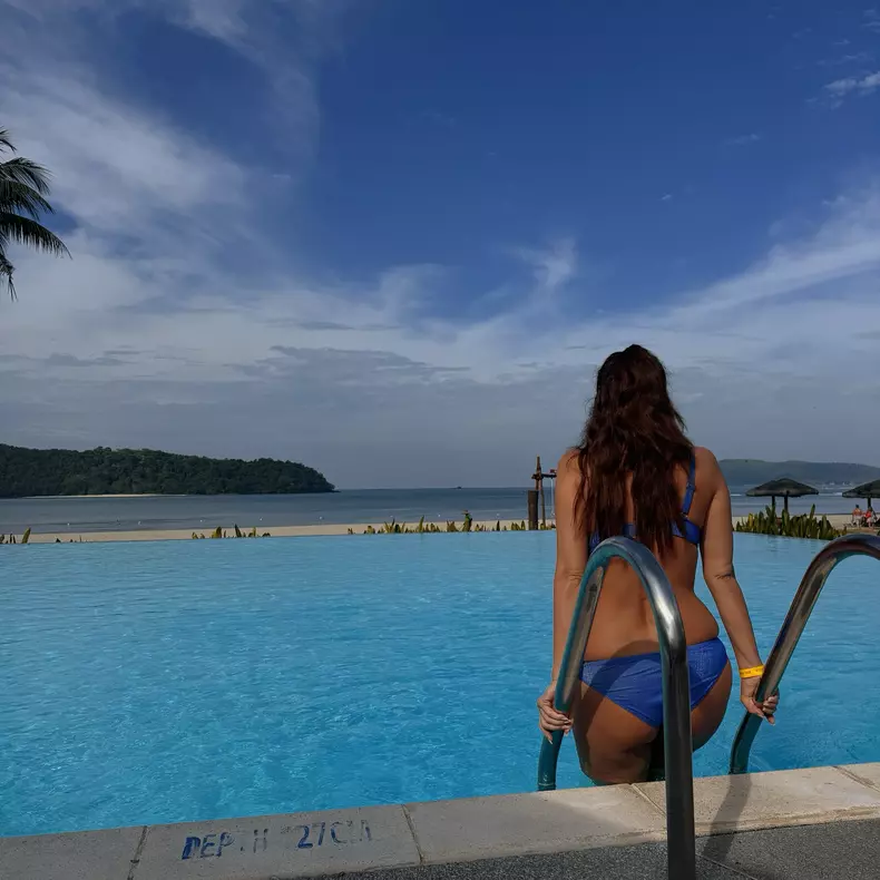 Ioana Ginghină nemachiată în costume de baie în vacanță în Malaezia, ianuarie 2025 (14)