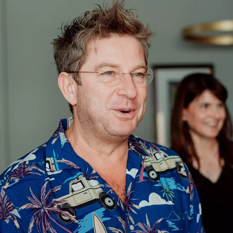 pavel bartos cu ochelari