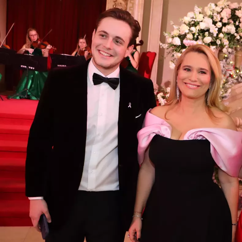Andreea Esca și fiul ei, Aris Eram