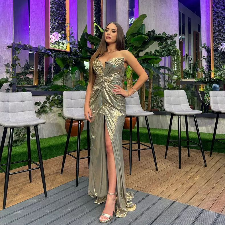 bianca giurca in rochie aurie