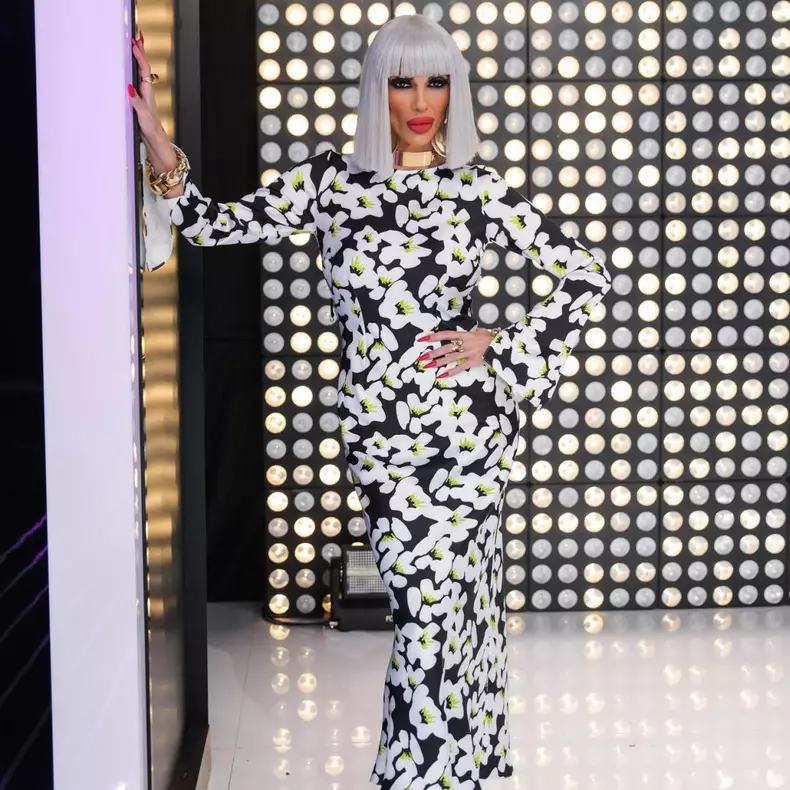 raluca badulescu in rochie cu flori