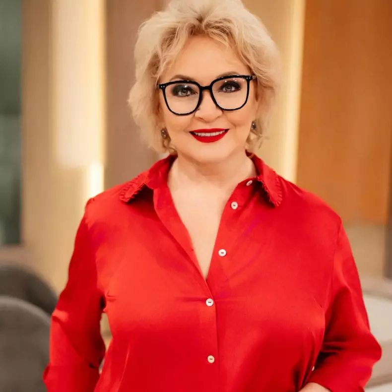 mihaela tatu cu camasa rosie