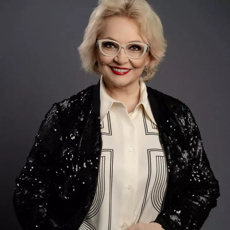 mihaela tatu in negru