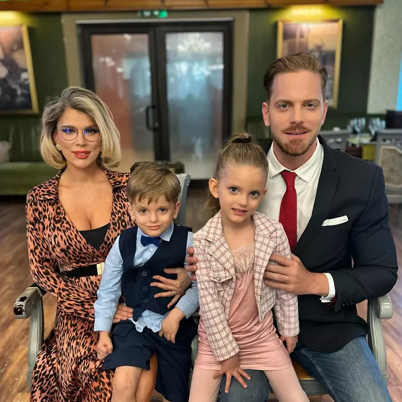 Alina și Ilan Laufer alături de gemenii lor, Davina și Nathaniel (2)