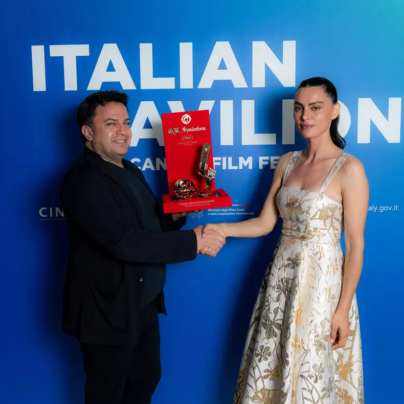 Catrinel Menghia, premiată la Festivalul de la Cannes 2025 pentru regia filmului „Girasoli” (6)