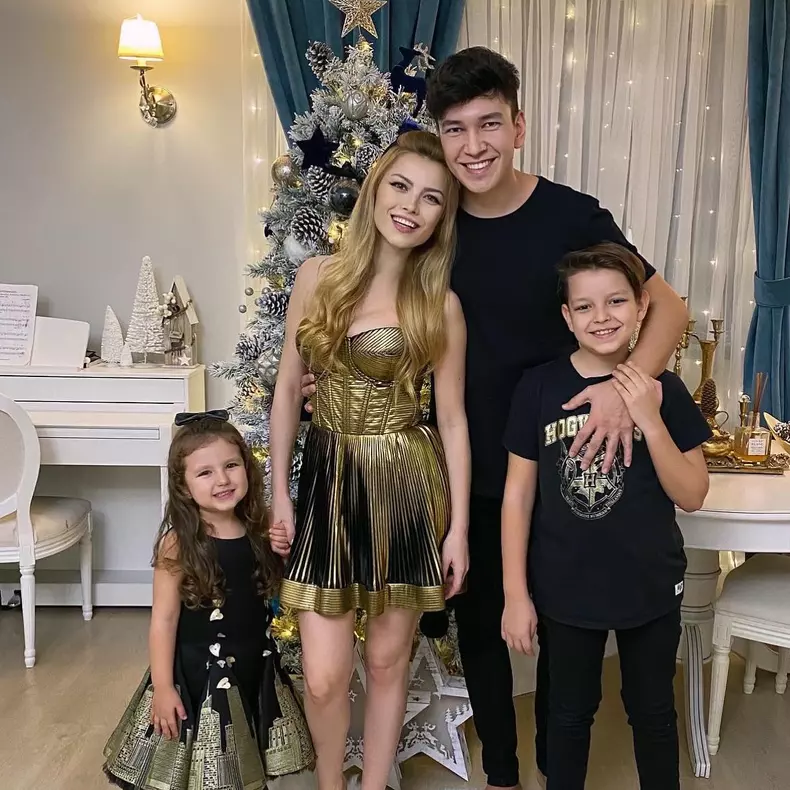 Elena Gheorghe, soțul ei, Cornel Ene, și copiii lor, Nicholas și Amelie (4)