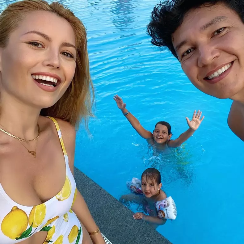 Elena Gheorghe, soțul ei, Cornel Ene, și copiii lor, Nicholas și Amelie (5)