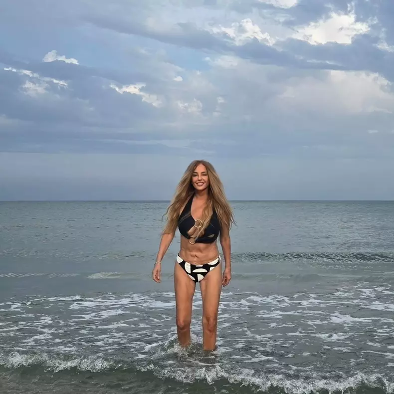Tania Budi în costum de baie la 57 de ani (2)