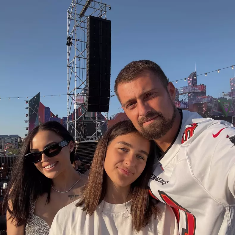 Gabi Tamaș, soția lui, Ioana, și fiica lor, Selena (3)