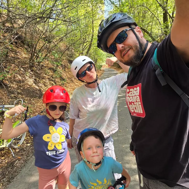 Nelu Cortea, soția lui, Elena, și copiii lor, Laura și Amun