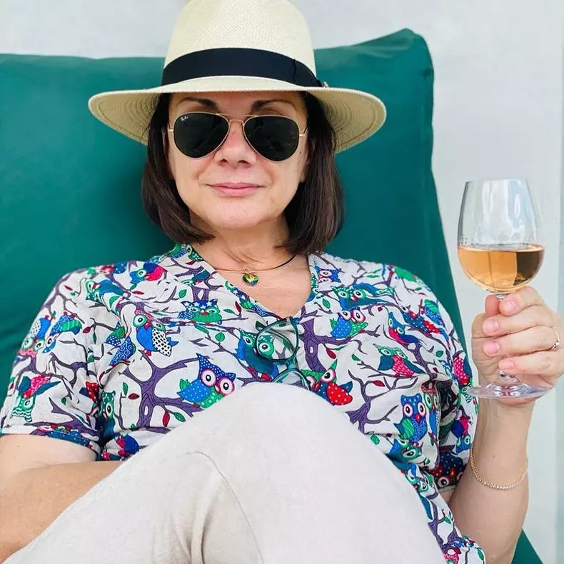 carmen tanase cu un pahar de vin