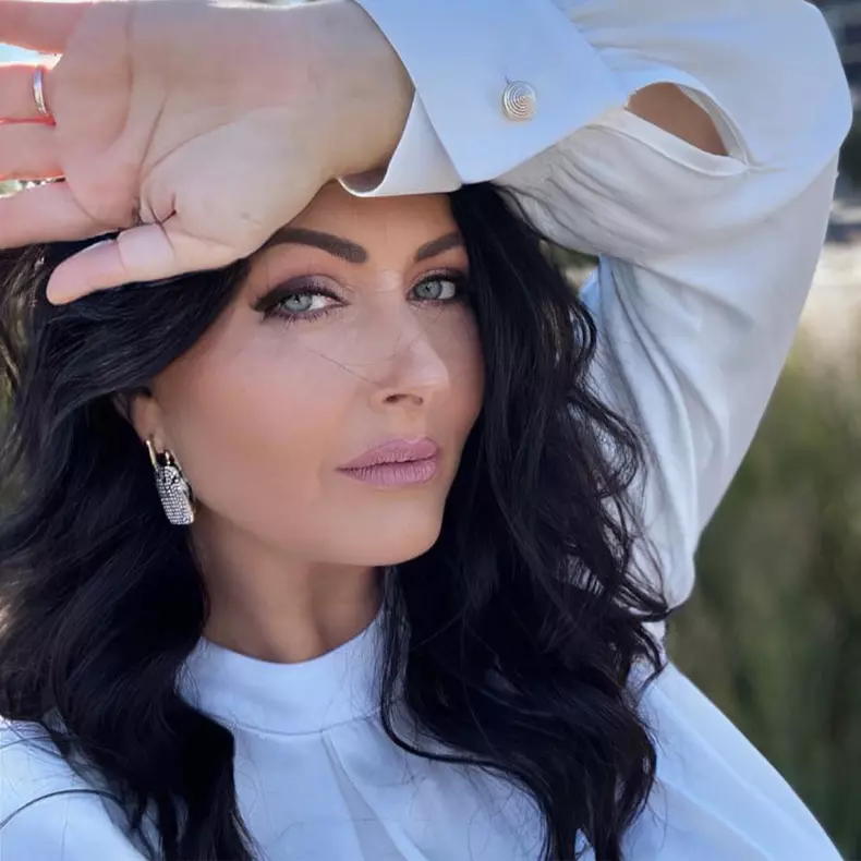 gabriela cristea in alb
