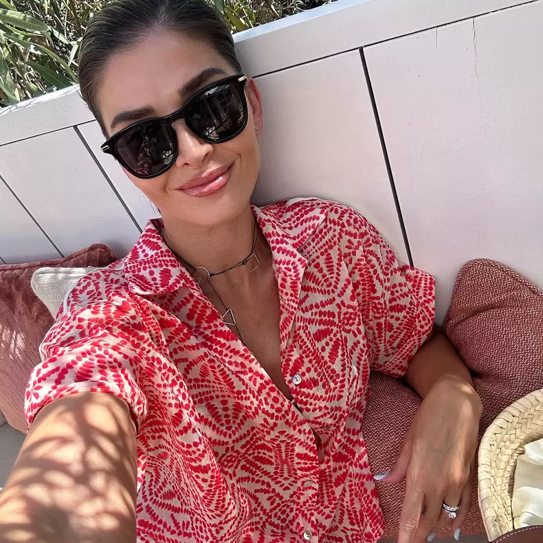 alina puscas cu ochelari de soare