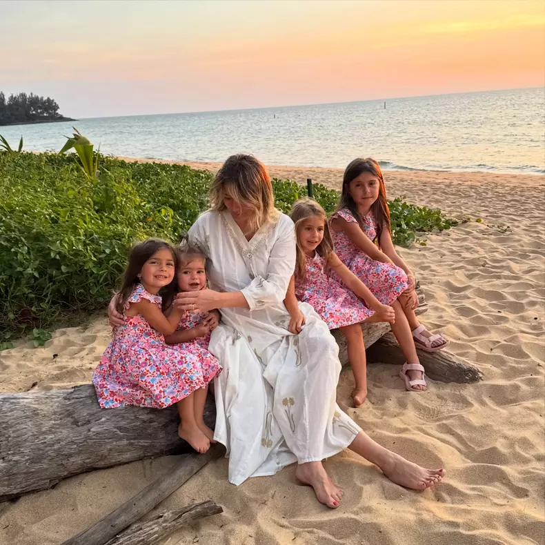 Laura Cosoi și fiicele ei, Rita, Vera, Lara și Aida