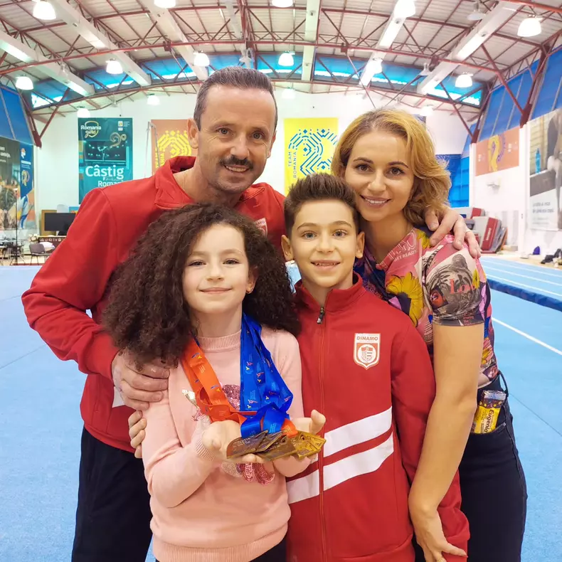 Marius și Simona Urzică și copiii lor Yasmin și Alex