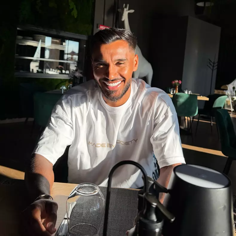 valentin tanase in alb