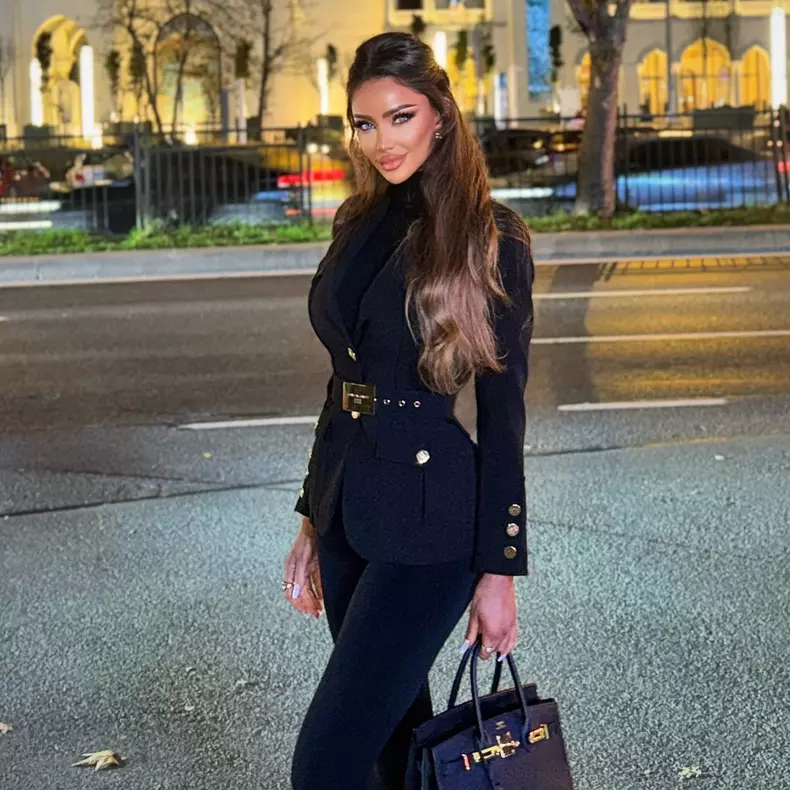bianca dragusanu in negru