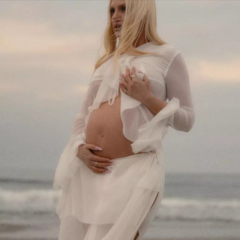 Alexandra Stan însărcinată