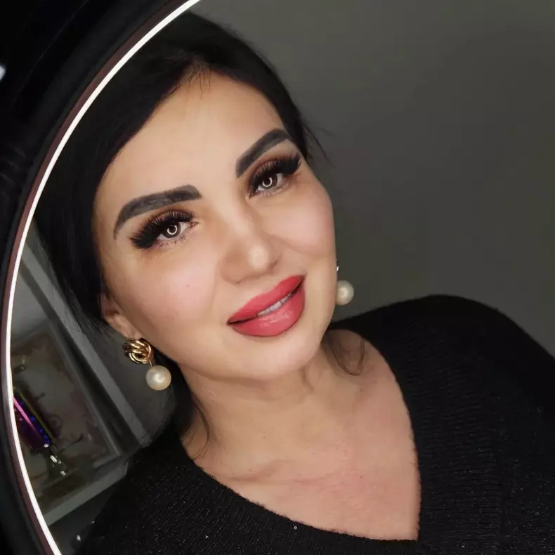 adriana bahmutenau in negru