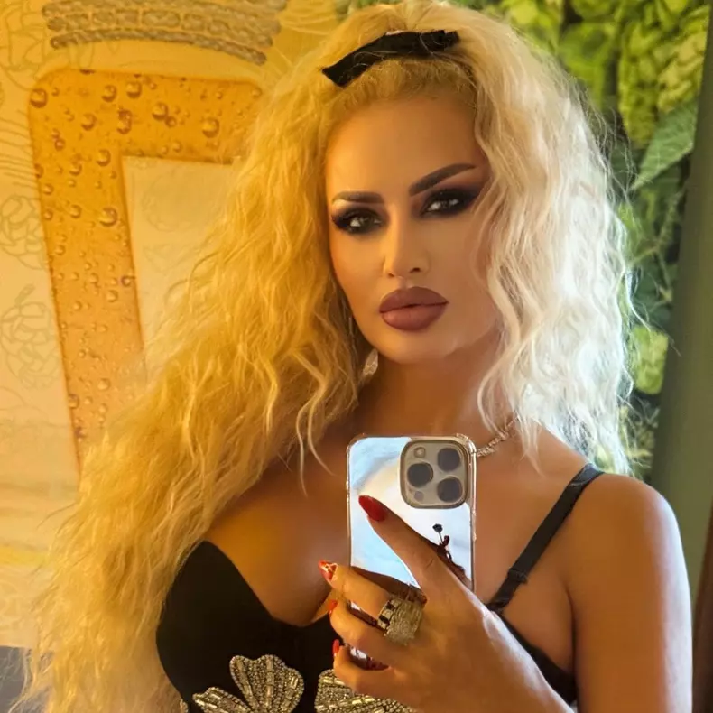 julia chelaru selfie