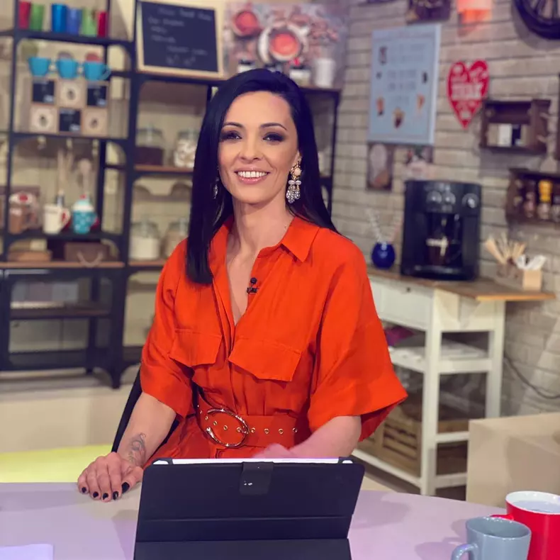 cosmina pasarin in rosu