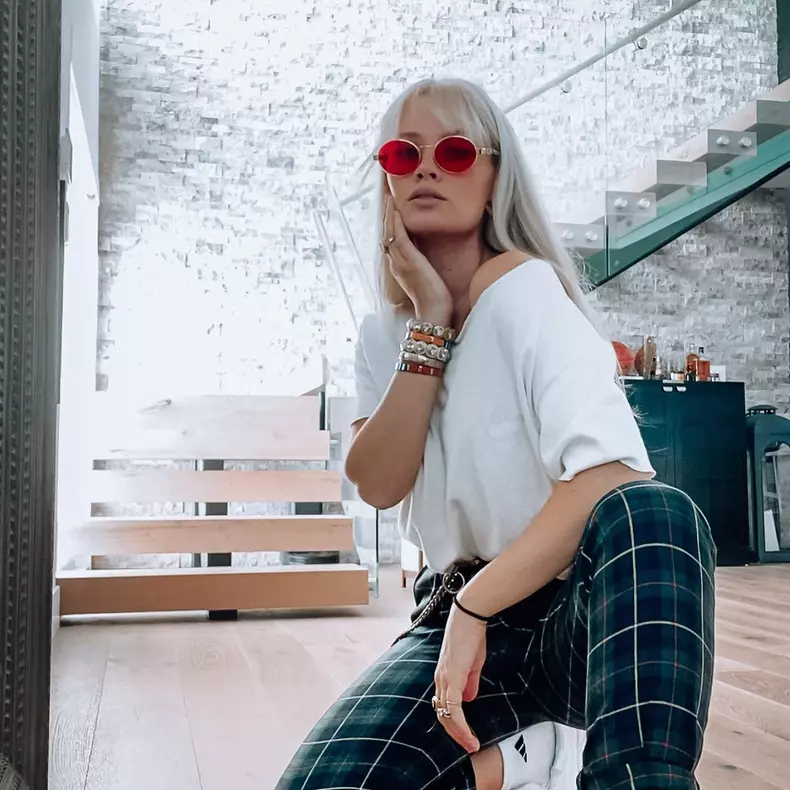 lauren bennett cu ochelari