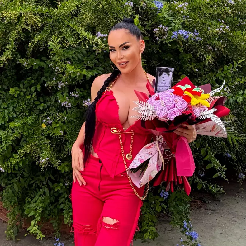 bianca pop in rosu
