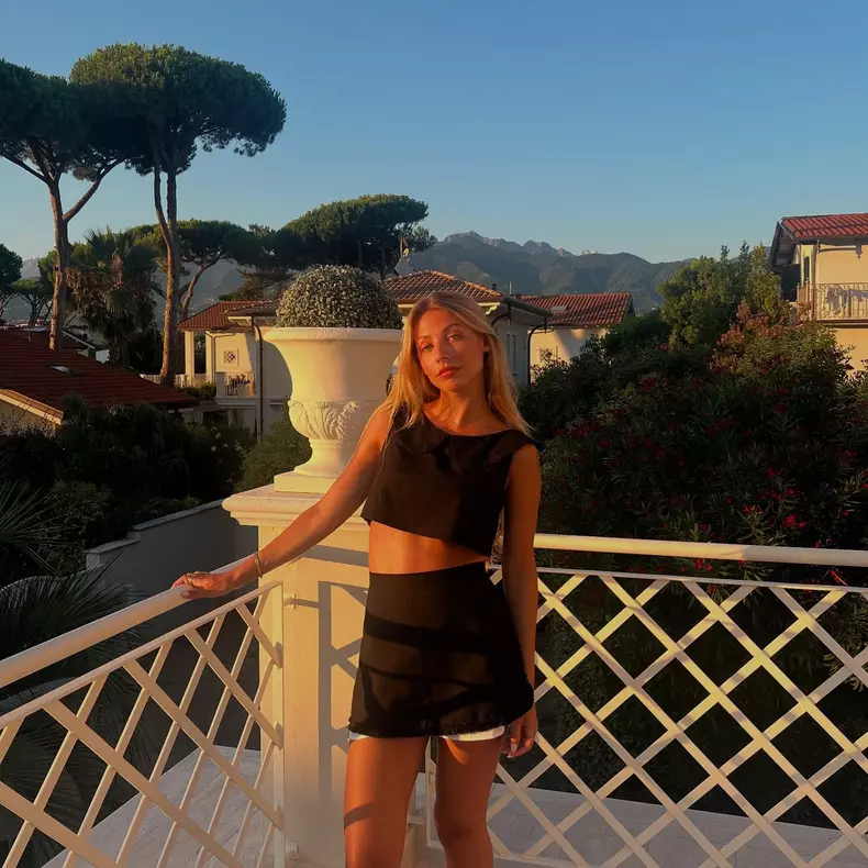 stella in negru