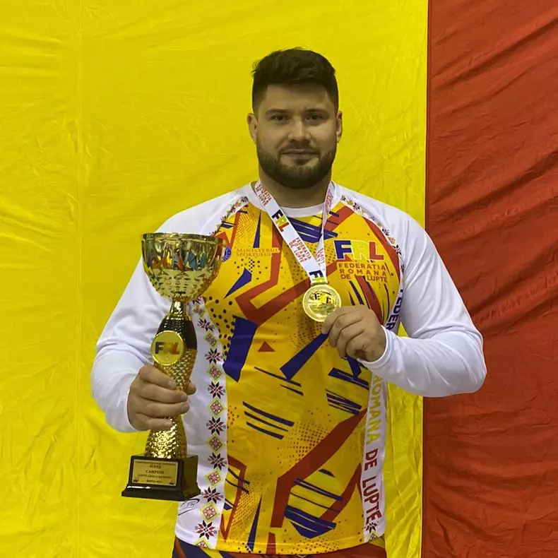 alin alexuc cu medalie