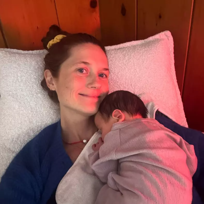 Bonnie Wright și fiul ei, Aster (2)