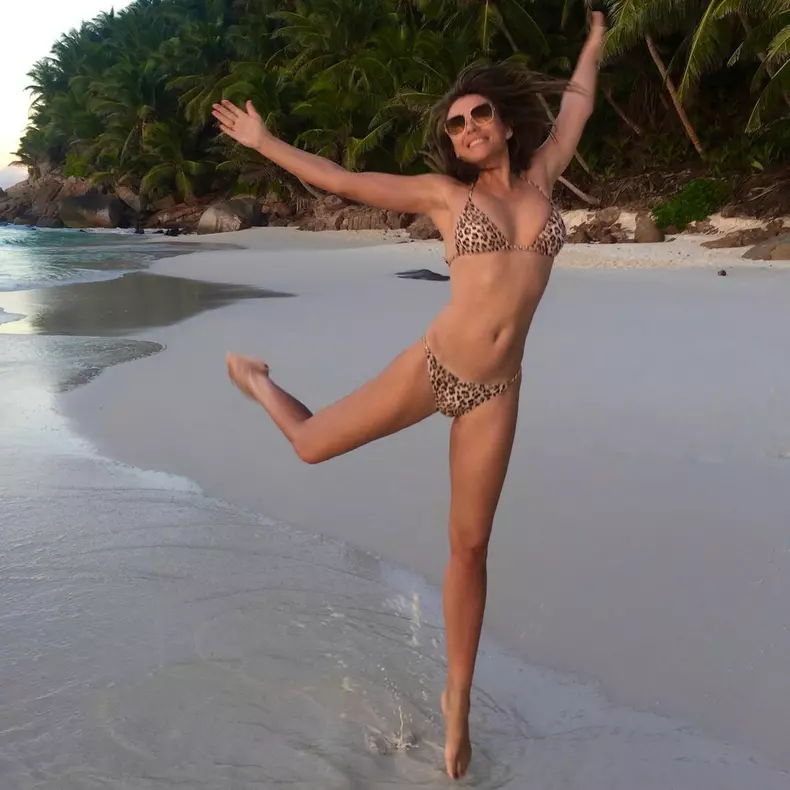 Elizabeth-Hurley-a-lansat-o-colectie-de-costume-de-baie-3