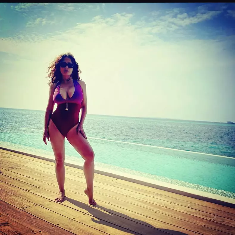 Salma Hayek, uimitoare în costum de baie la 56 de ani (2)