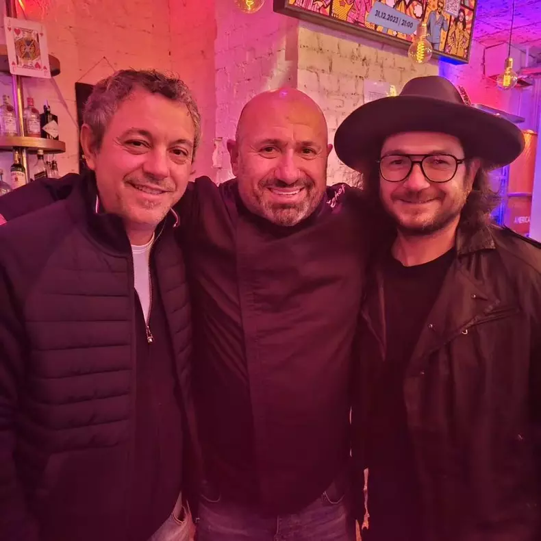 Azi+e+despre+colegul+@chef_catalin_scarlatescu+si+am+venit+sa+il+sustinem+in+aceasta+noua+aventura.+De+azi+e+autor,+dar+nu+oricum,+ci+autor+digital!+Impreuna+cu+@gachecostin+de+la+Interbelic+au+lansat+o+po