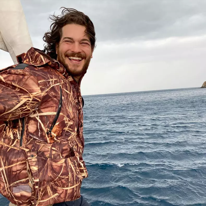 Çağatay Ulusoy s-a întors la Netflix. Despre ce e vorba în noul său serial, „Kübra”
