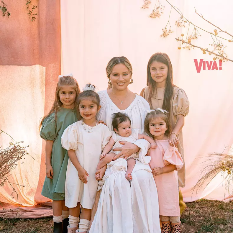 Laura Cosoi, pictorial inedit alături de Rita, Vera, Lara, Aida și Nina! Imagini în premieră cu chipul celei de-a cincea fetițe: „Mă emoționează casa aceasta plină și gândul la viața pe care o vor avea împreună“ / EXCLUSIV