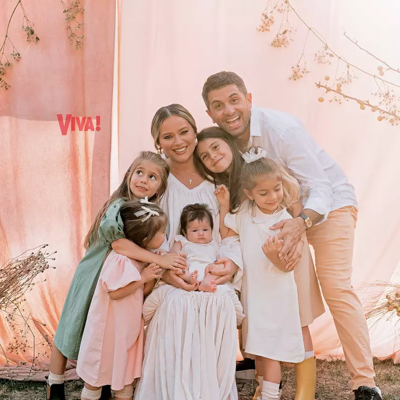 Laura Cosoi, pictorial inedit alături de Rita, Vera, Lara, Aida și Nina! Imagini în premieră cu chipul celei de-a cincea fetițe: „Mă emoționează casa aceasta plină și gândul la viața pe care o vor avea împreună“ / EXCLUSIV