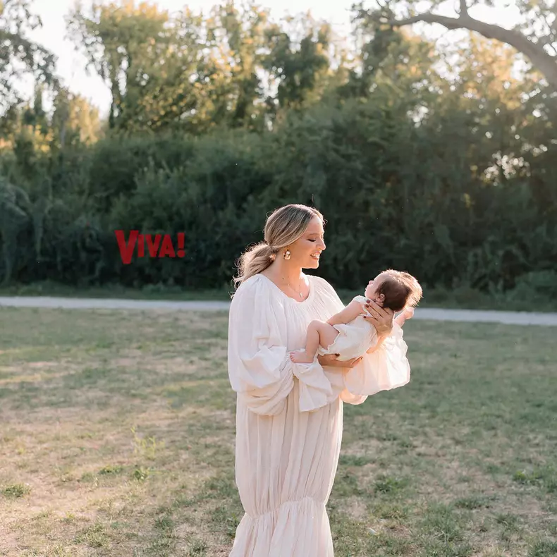 Laura Cosoi, pictorial inedit alături de Rita, Vera, Lara, Aida și Nina! Imagini în premieră cu chipul celei de-a cincea fetițe: „Mă emoționează casa aceasta plină și gândul la viața pe care o vor avea împreună“ / EXCLUSIV